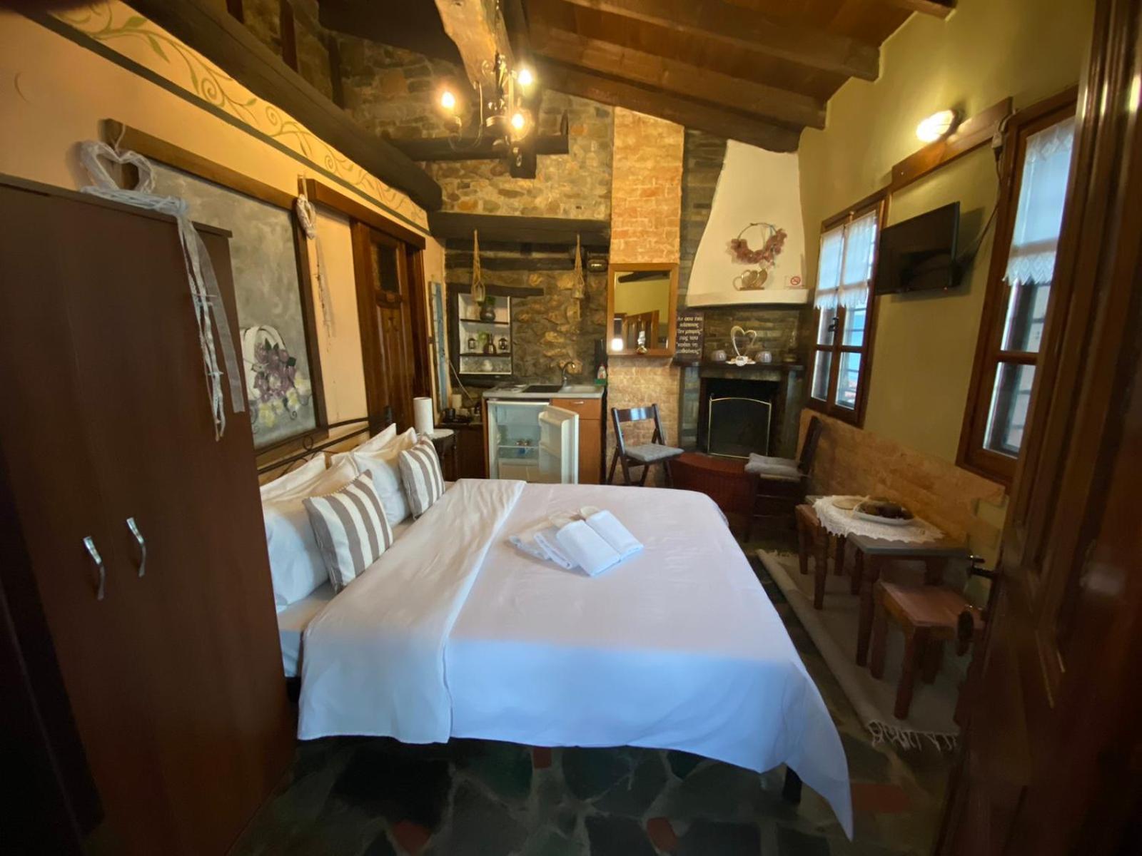 Traditional Guesthouse Erato 帕莱斯潘蒂雷蒙 外观 照片