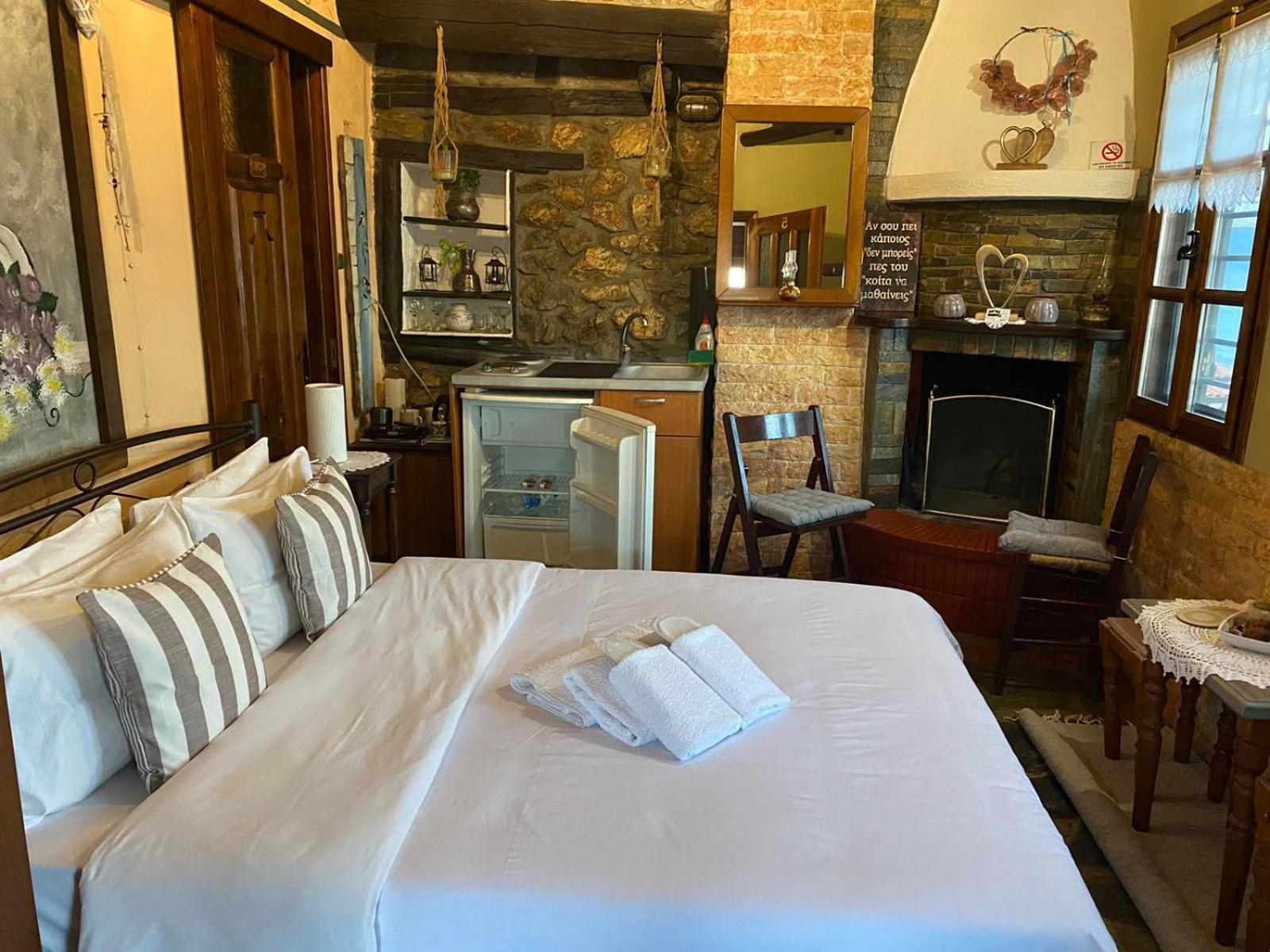 Traditional Guesthouse Erato 帕莱斯潘蒂雷蒙 外观 照片