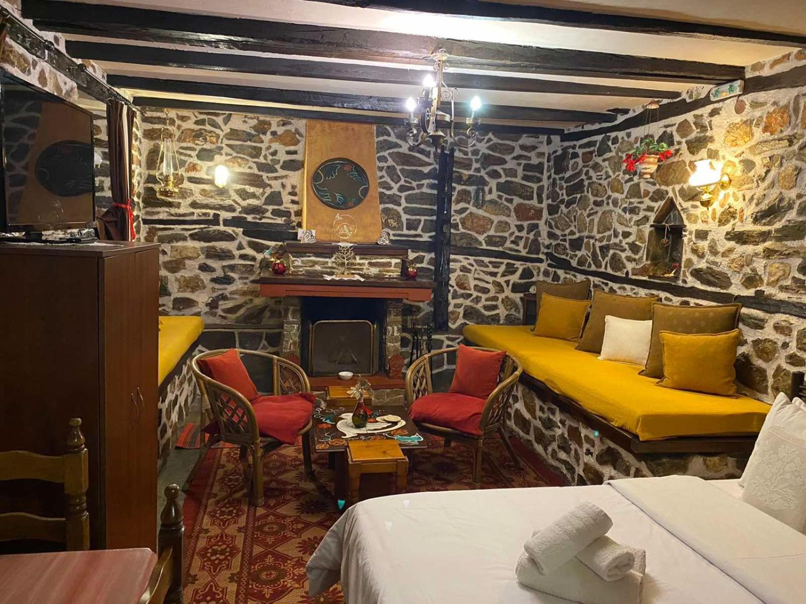Traditional Guesthouse Erato 帕莱斯潘蒂雷蒙 外观 照片